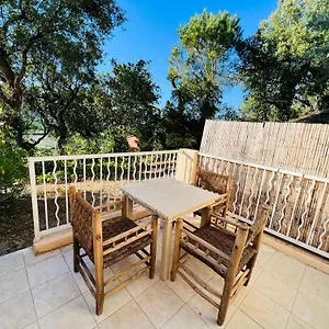 Appartement Studio De Vacances Dans Résidence Avec Piscine, Cogolin